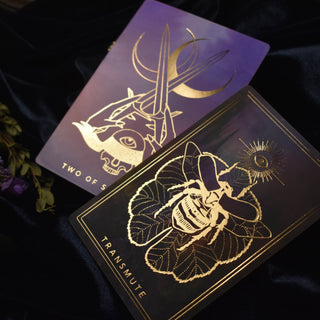 What's the difference between Tarot and Oracle Decks? | Threads of Fate